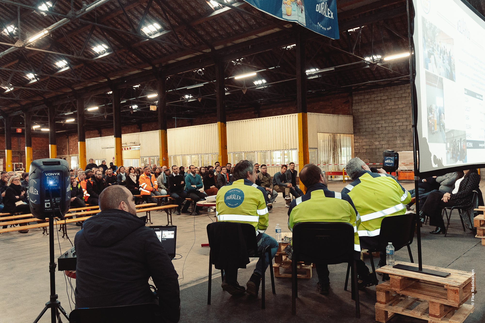 Photo de la SCOP Duralex pendant leur convention annuelle